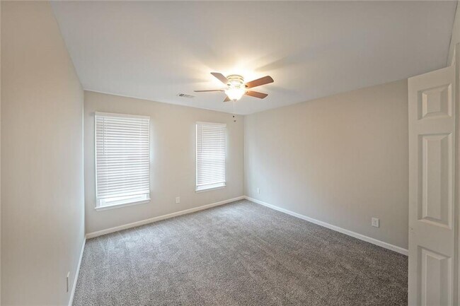 Building Photo - 2620 Valencia Dr NE