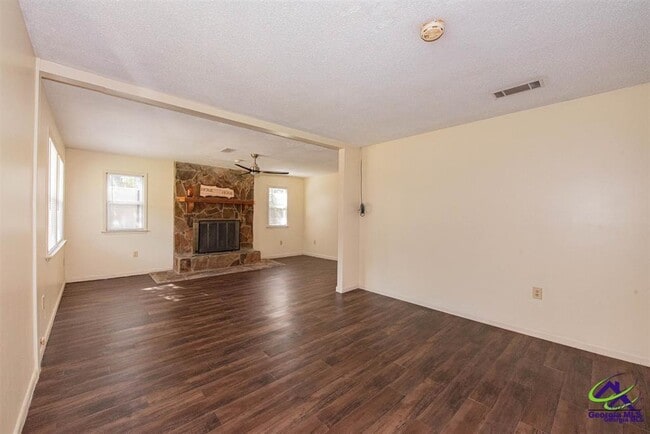 Building Photo - 111 Briarwood Dr