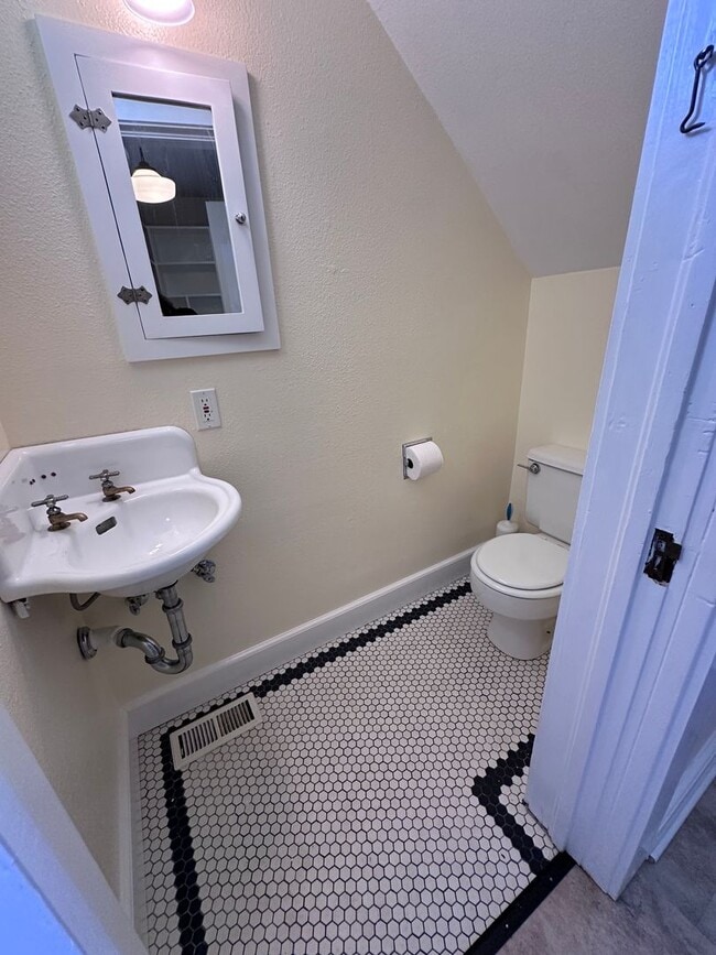 Building Photo - Stunning 1890 Eastlake Victorian | 5 Bedrooms | 2 Bathrooms | Flex Spaces | Steps from Old Town E...