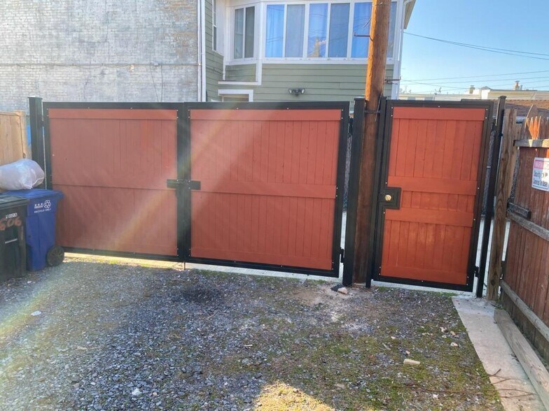 Building Photo - 606 19th ST NE APT1