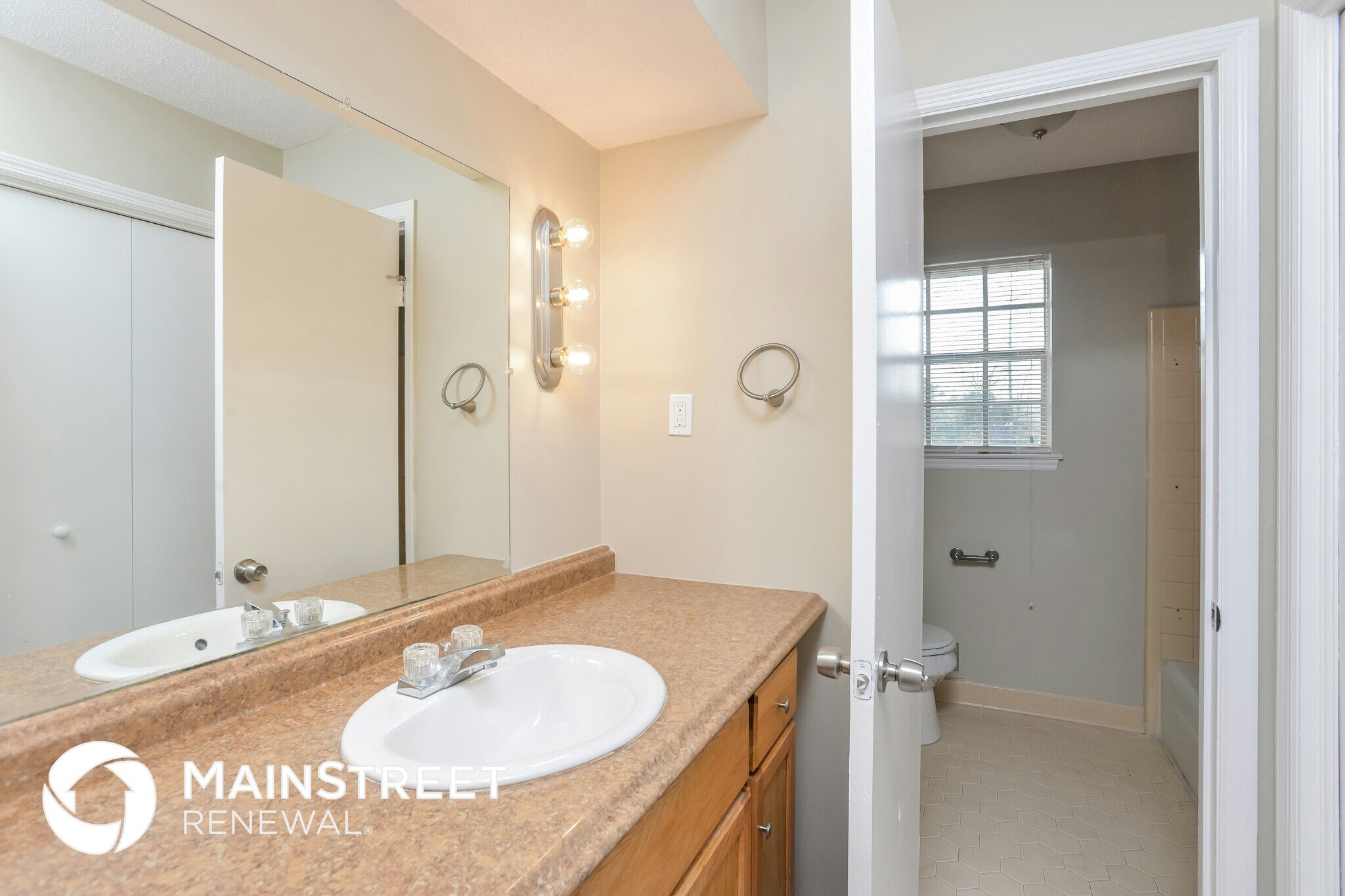 Building Photo - 2026 Sprucewood Pl