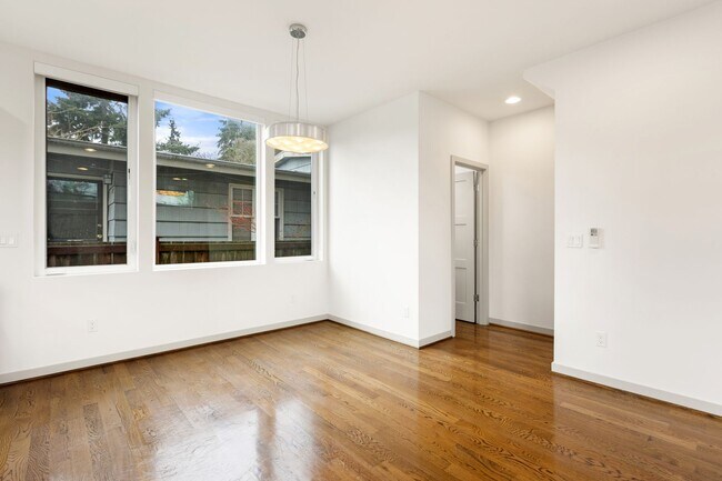 Building Photo - Modern 3-Bedroom Townhome with Rooftop Deck in NE Seattle