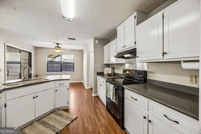 Building Photo - 132 N Woodvalley Dr