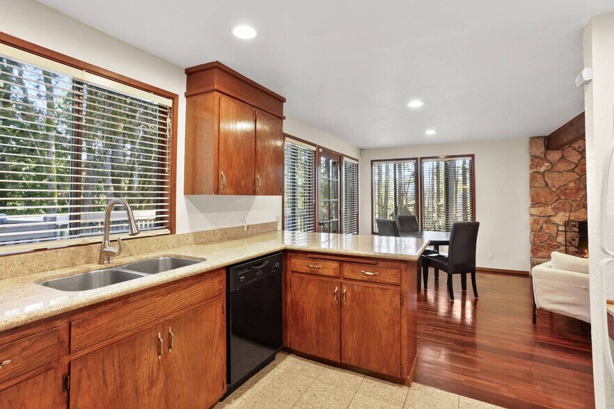 Building Photo - 5410 Highlands Dr NE