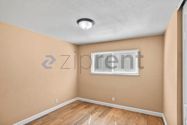 Building Photo - Unit