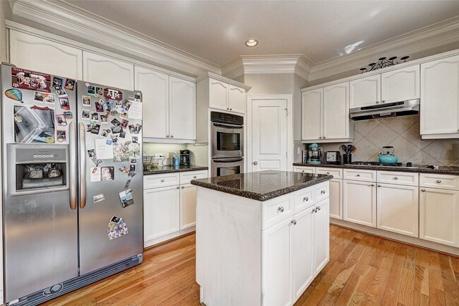 Building Photo - 835 Rosine St