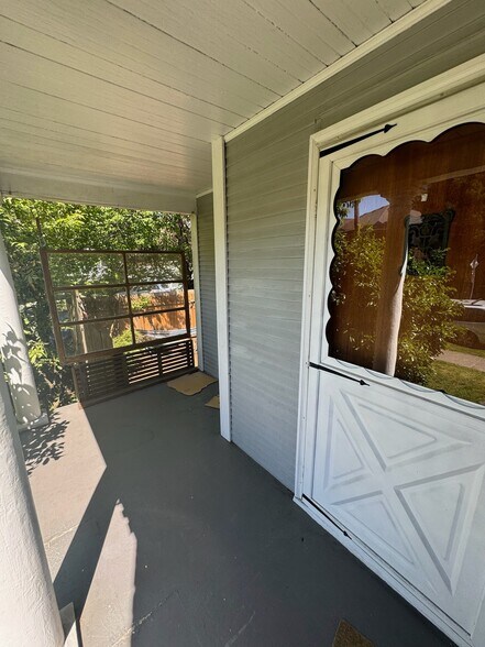 Building Photo - 634 NE 28th Ave