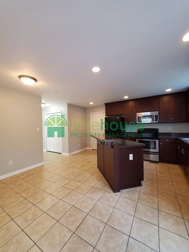 Building Photo - 420 W 30th St