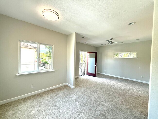 Building Photo - Beautifully Maintained 3Bd/2.5Ba Near Capitola Mall!