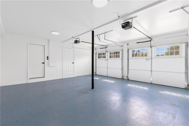 Building Photo - 1296 Hilton Dr