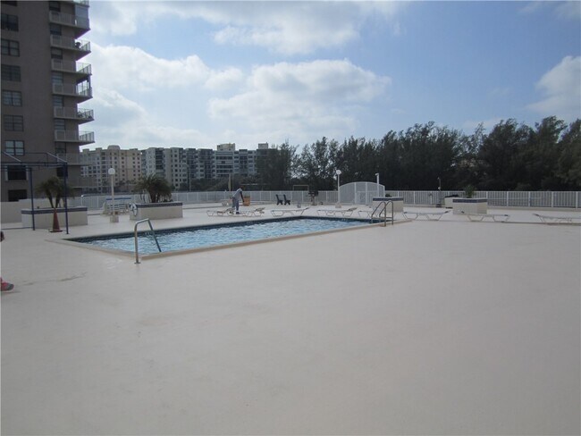 Building Photo - 16699 Collins Ave