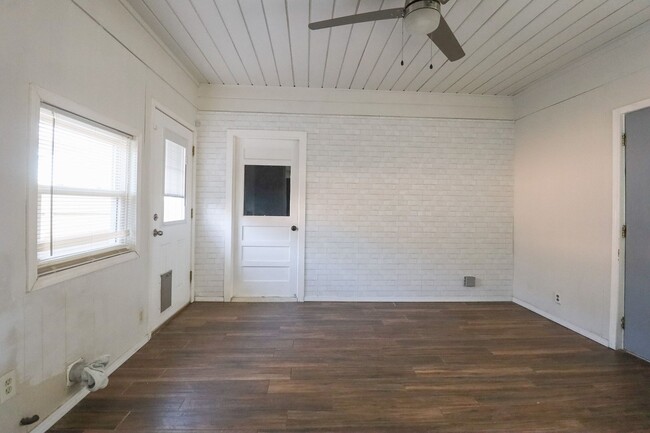 Building Photo - Updated 3 Bed / 1.5 Bath in Tulsa!