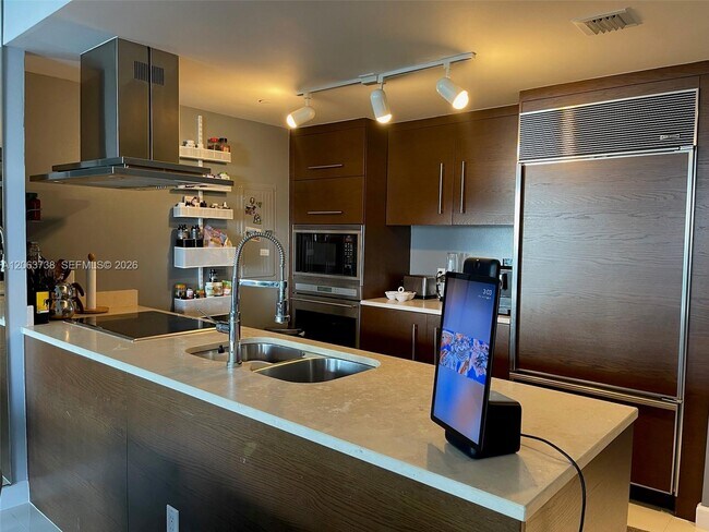 Building Photo - 495 Brickell Ave