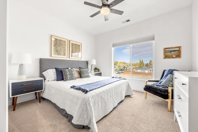 Building Photo - Modern 2-Bed Townhouse... Ideal for Professionals or Travelers