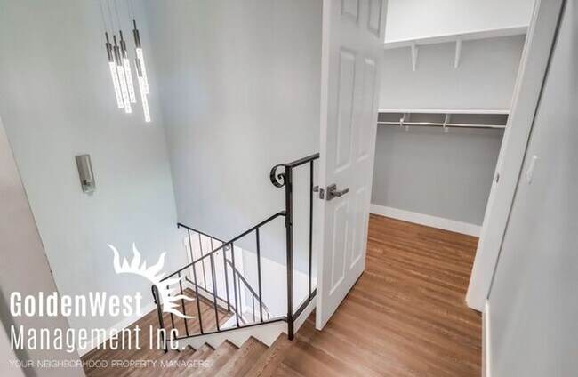 Building Photo - Charming 3Bdm 2.5Ba Townhome in the Claire...