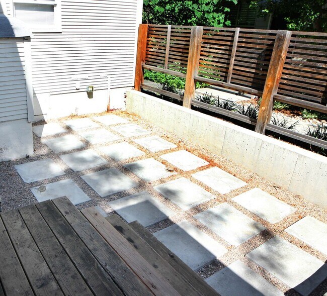 Building Photo - 318-320 W Myrtle