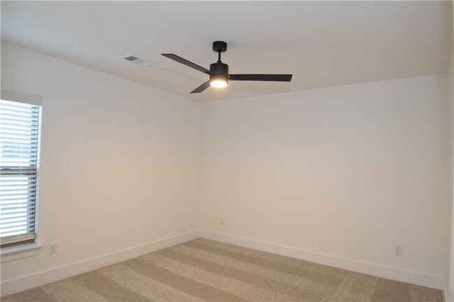 Building Photo - 320 Palm St