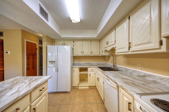 Building Photo - 7129 S Lagoon Dr