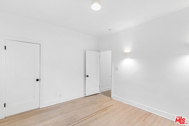 Building Photo - 854 Hyperion Ave