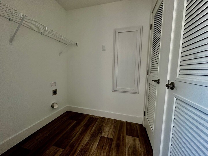 Building Photo - 29 Hartland St N