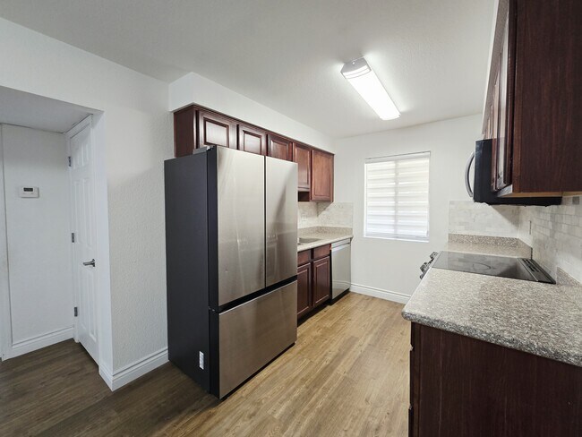 Building Photo - 5081 River Glen Dr