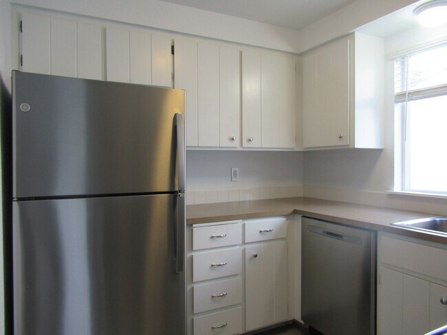 Building Photo - APPROVED APPLICATION - Charming 2 bedroom,...