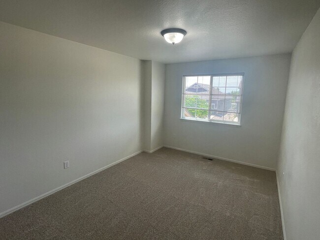 Building Photo - Beautiful 4 Bed, 3 Bath House in Maple Hill!