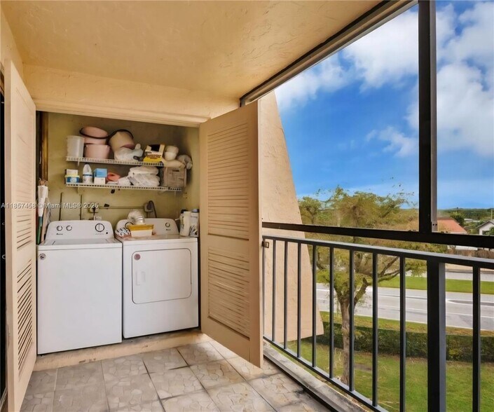 Building Photo - 13715 Kendale Lakes Cir