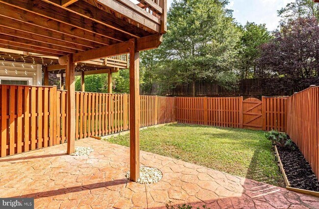 Building Photo - 25242 Dunvegan Square