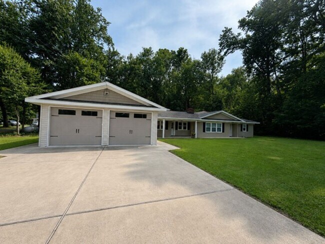 Building Photo - 549 Forest Rd