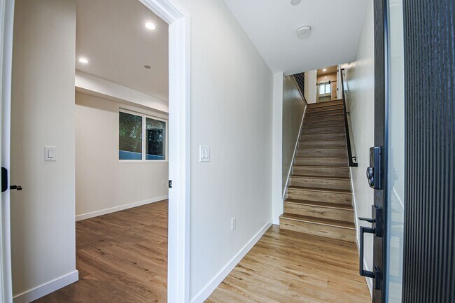 Building Photo - Ultra-Luxury Brand New 2 bed/2.5 bath and ...