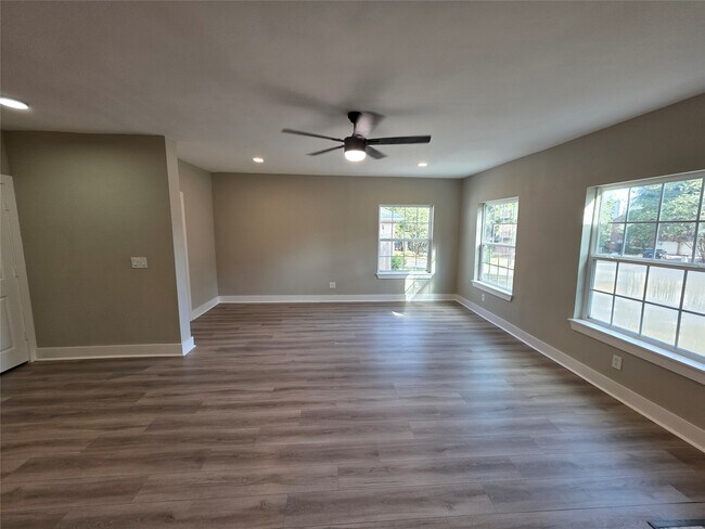 Building Photo - 10731 Hillside Dr