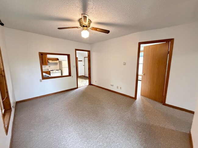Building Photo - Upper Level 2 Bedroom Apartment - AVAILABLE TODAY