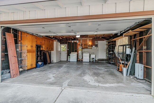Building Photo - Classic Ranch Style Home in Top School Dis...