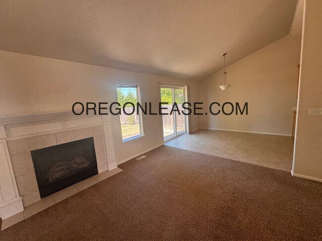 Building Photo - West Eugene 3 bedroom 2 bath home