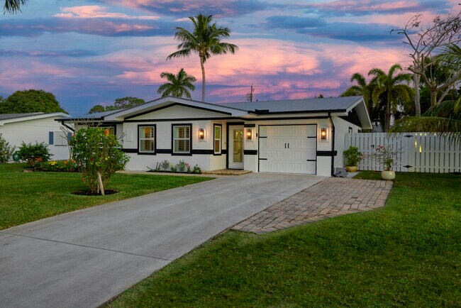 Building Photo - 4780 SE Bayshore Terrace