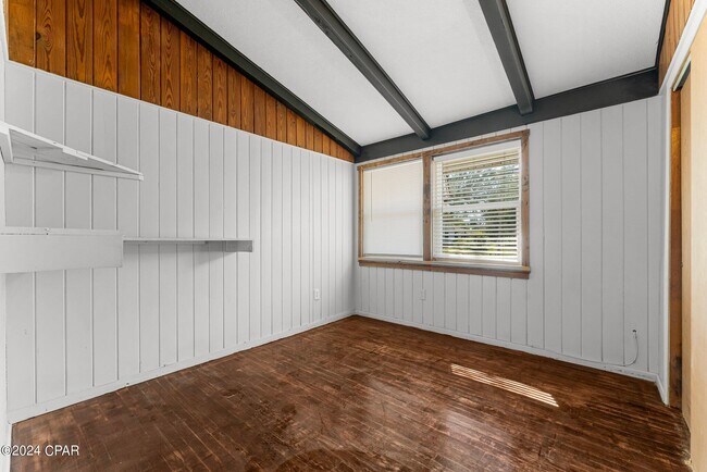 Building Photo - 526 Bay Ave