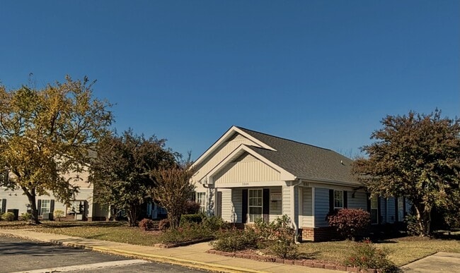 Building Photo - 1664 Lipscomb Rd E