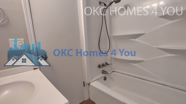 Building Photo - Updated 2bed in Yukon