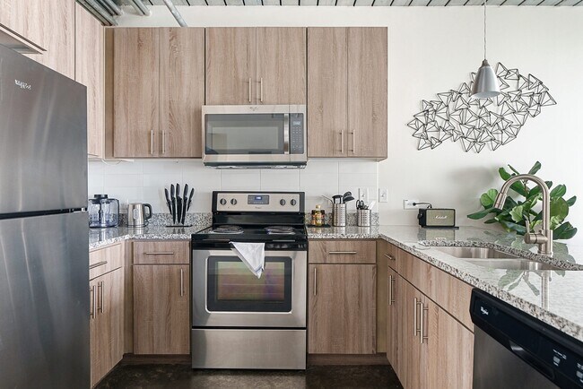 Building Photo - Live in Midtown for $1,515 – Prime Location!