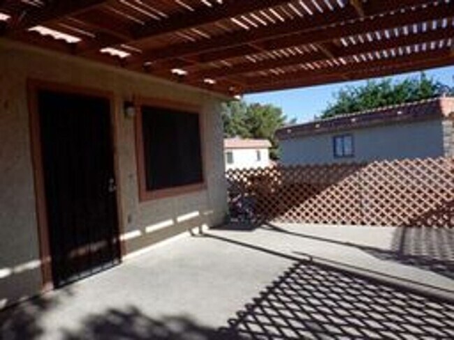 Building Photo - Charming 2nd floor townhome with large, co...