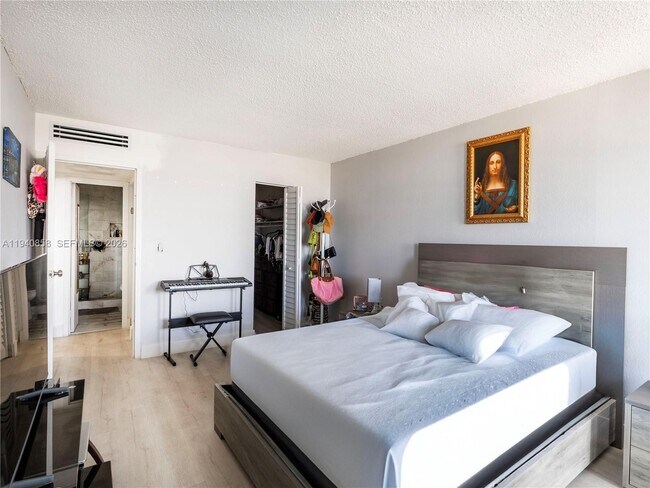 Building Photo - 1825 W 44th Pl