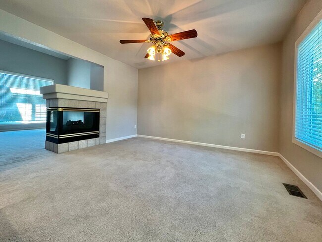 Building Photo - 3 Bed, 3 Bath House in Southeast Fort Coll...