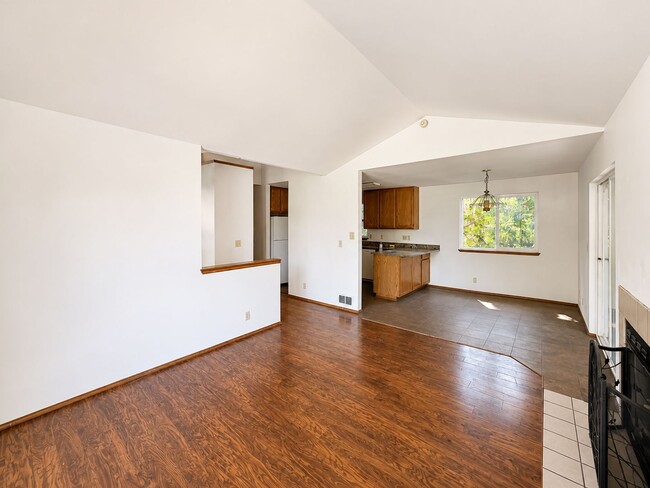 Building Photo - 1817 NW Mulholland Blvd
