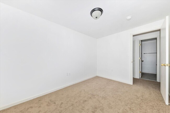 Building Photo - Churchill Town Rental