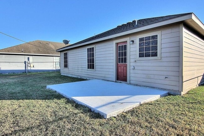 Building Photo - 2910 Santa Ana St