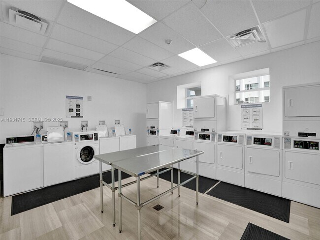 Building Photo - 1228 West Ave