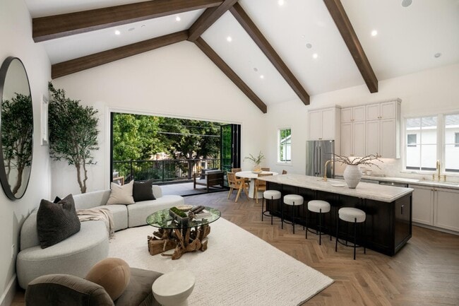 Building Photo - 160 Waverley St