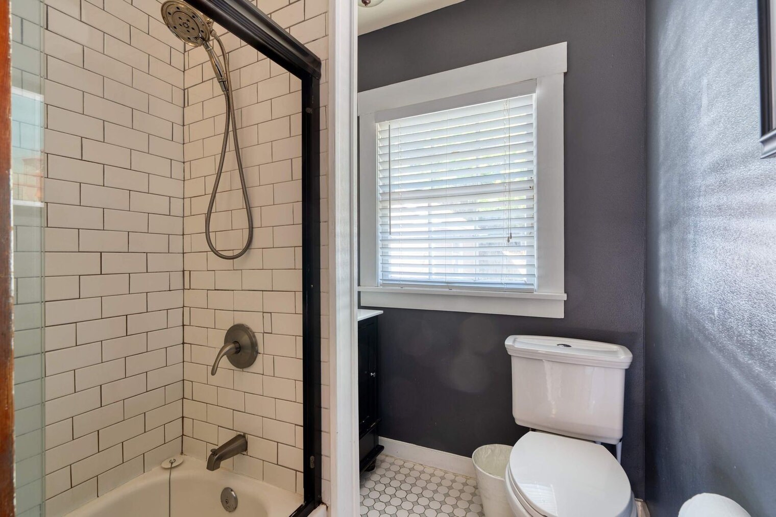 Building Photo - 3565 NE Broadway