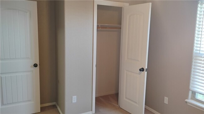 Building Photo - 100 Willow Dr